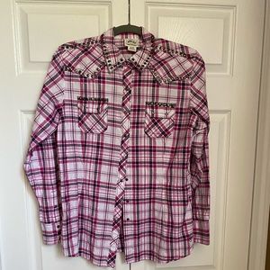 Snap button down Ariat blouse w/studs.